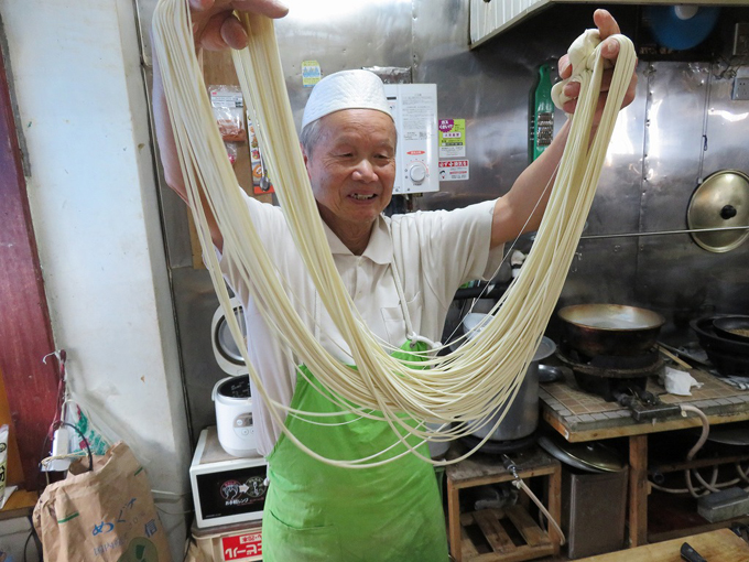 これぞ40年の技！麺が踊るラーメン店