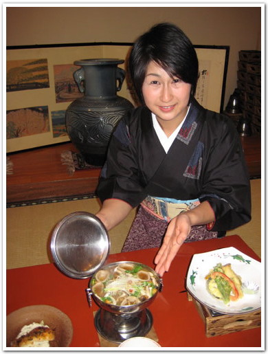 冬の信州湯田中渋温泉郷で名物の鍋を食べる