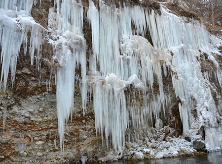 木曽御嶽山麓 雪と氷の織りなす巨大な壁画