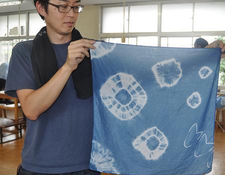 自分らしい夏色に！生葉で藍染め体験