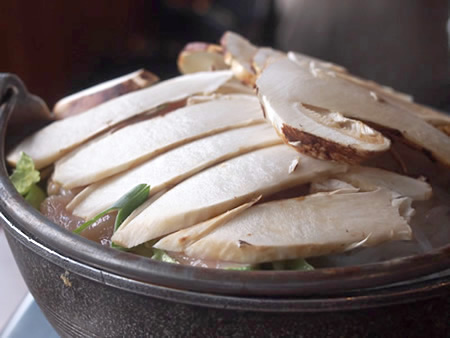 絶景＆厚さに感激！天空のマツタケ小屋