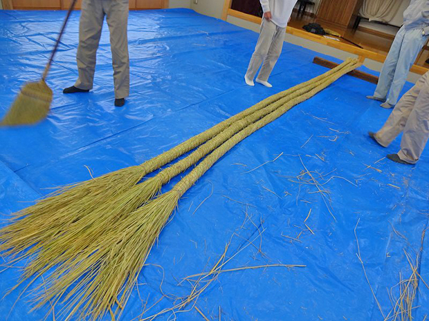 神社の鳥居を飾る 大きな大きなしめ縄をつくろう 地域情報 長野県のおいしい食べ方