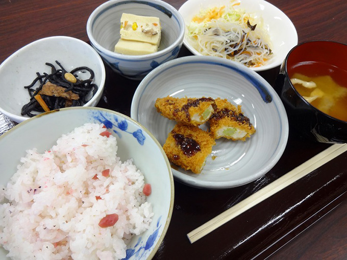 編集後記：飽食の時代に一石を投じるワンコインランチ！