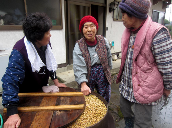 75歳を過ぎた同級生3人。自前の米と大豆で手前味噌を作る