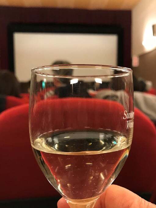 老舗映画館でワイン×映画を楽しむ