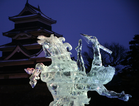 真冬の幽玄美「松本城氷彫フェスティバル」