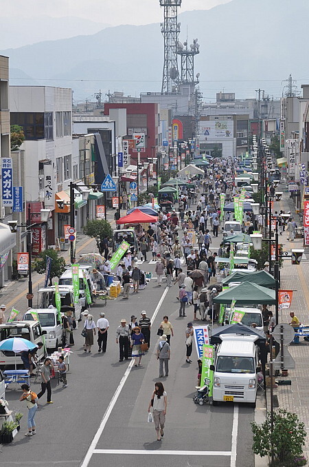 人びとを街に呼び戻す軽トラ市の魅力を探る