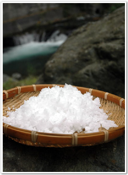 塩水の湧泉から採取される大鹿村の山塩の謎