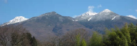 新信州暦　軒先に垂れる干し柿が目につく時